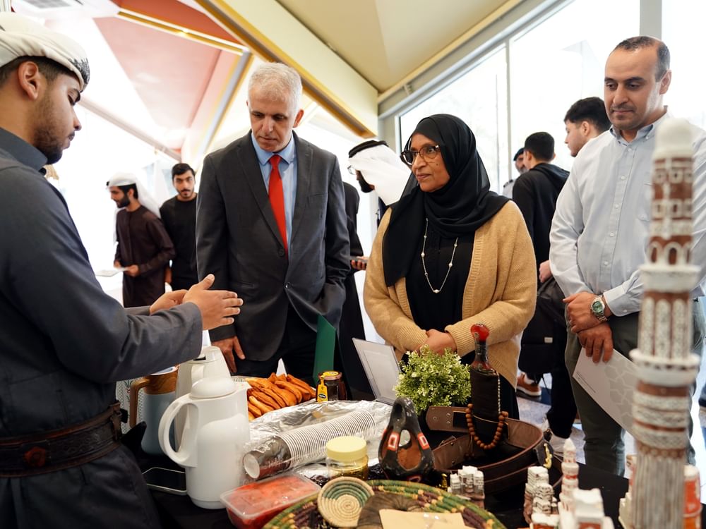 جامعة الشارقة تفتتح معرض الأندية الطلابية والجمعيات العلمية