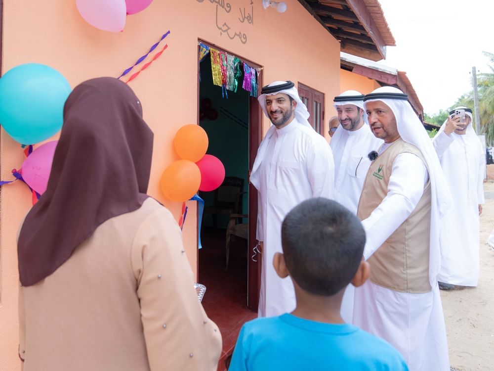 سلطان بن أحمد القاسمي يزور قرية الرحمة في سريلانكا و يسلم الأرامل والأيتام منازلهم الجديدة