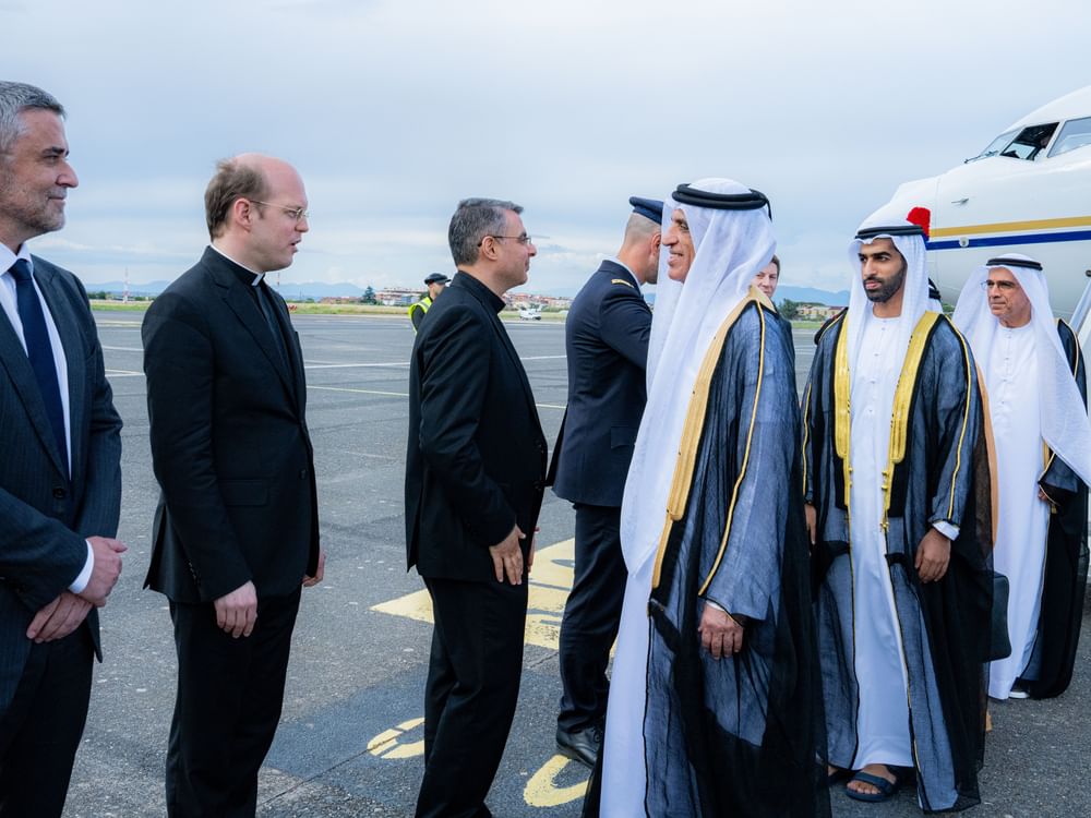 نيابة عن رئيس الدولة.. سعود بن صقر يصل روما لحضور مراسم تنصيب البابا ليو الرابع عشر