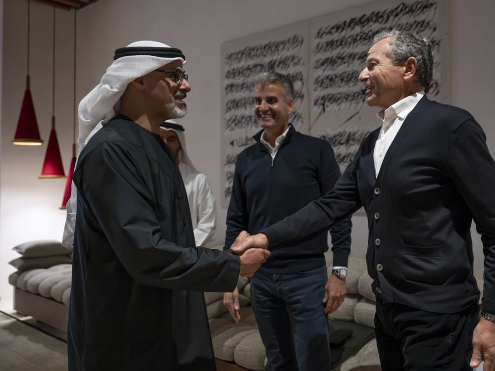 Khaled bin Mohamed bin Zayed se reúne con una delegación directiva de The Walt Disney Company
