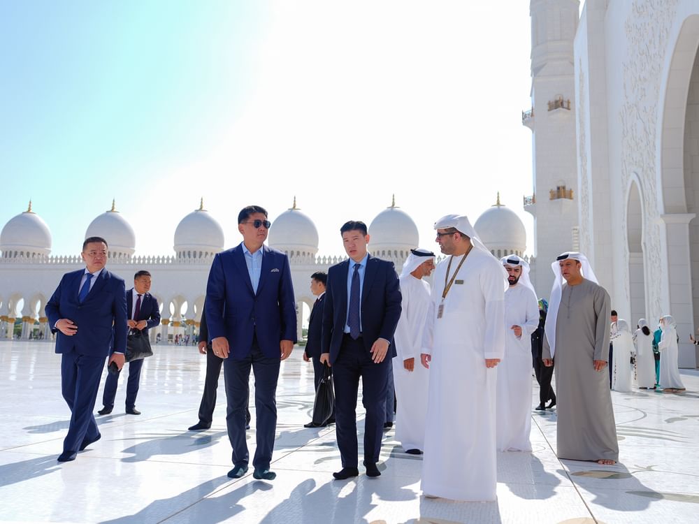 President of Mongolia visits Sheikh Zayed Grand Mosque in Abu Dhabi