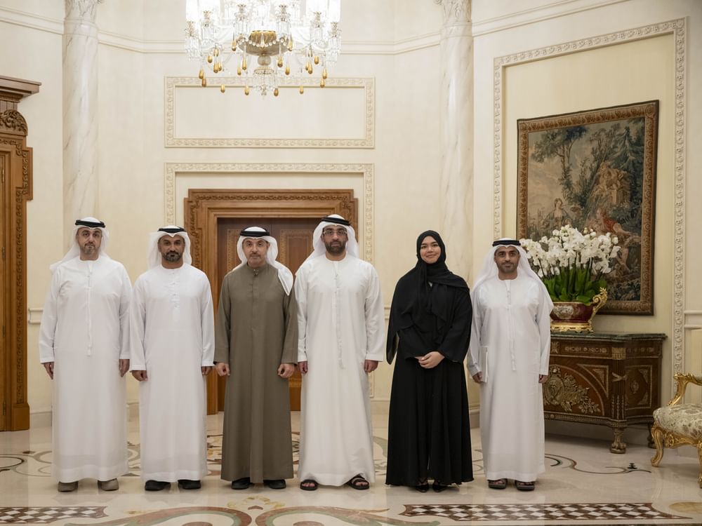 هزاع بن زايد يطلع على أبرز المشاريع الاستراتيجية لقطاعَي الطاقة والمياه في منطقة العين