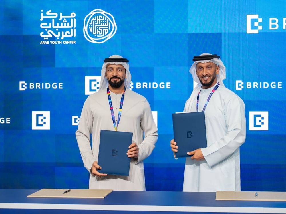 مركز الشباب العربي يوقع مذكرتي تفاهم مع "بريدج" و"فيجينيرز" 