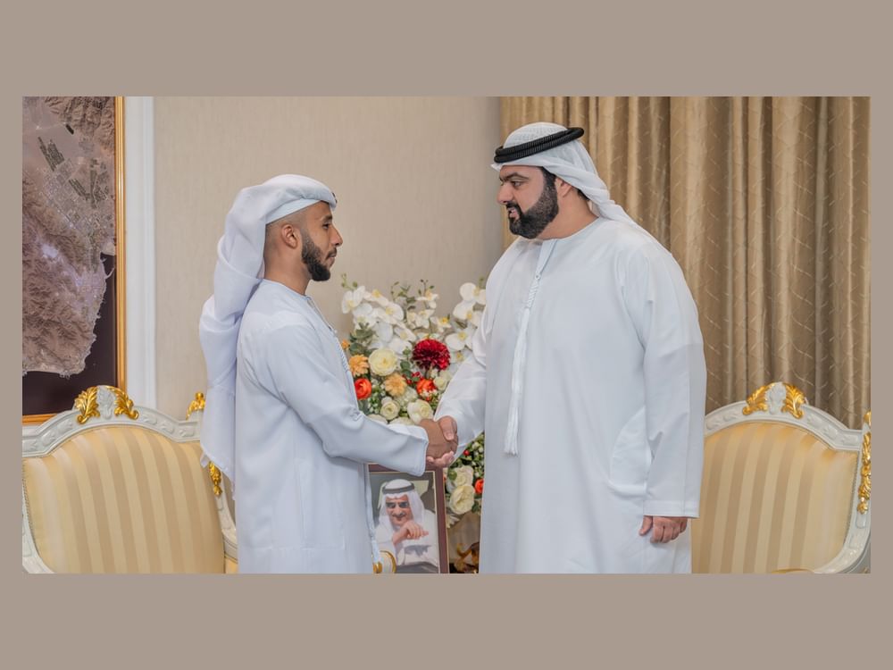 ولي عهد الفجيرة يلتقي أحمد الكعبي الحاصل على سيف الشرف من كلية راشد بن سعيد آل مكتوم البحرية