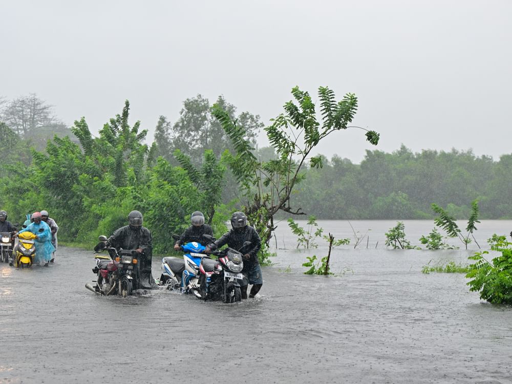 61 قتيلا و25 مفقودا جراء إعصار"ديتواه" بسريلانكا