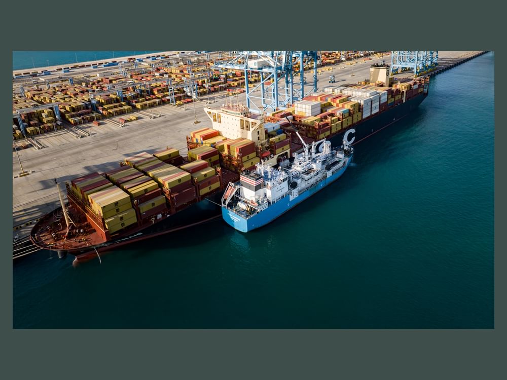 קבוצת AD Ports מרחיבה פתרונות דלק ברי-קיימא עם תדלוק גז טבעי נוזלי מסוג ספינה-לספינה הראשון בנמל ח'ליפה