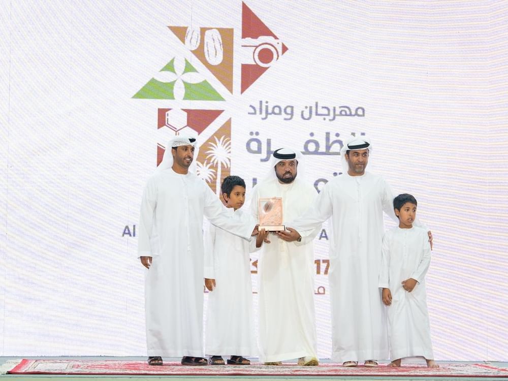 "الظفرة للتمور" يتوج الفائزين في "مزاينة الشيشي"