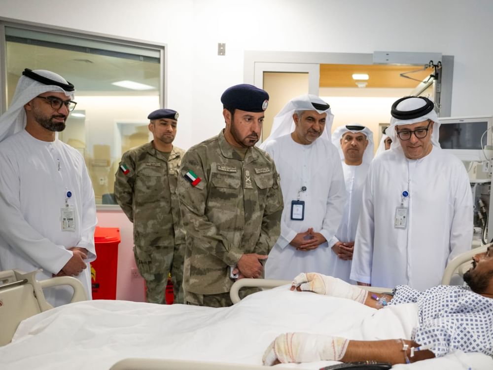 Le chef de l’équipe de gestion des urgences, des crises et des catastrophes d’Abou Dhabi rend visite aux personnes affectées par les attaques iraniennes