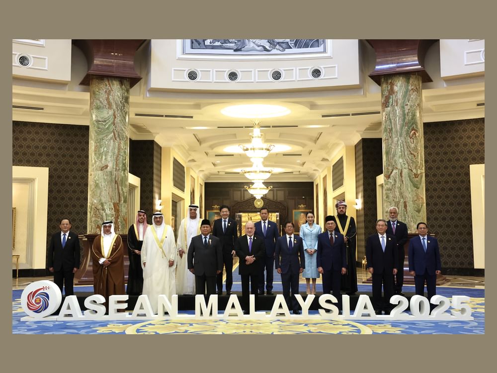 Saud bin Saqr asiste a un almuerzo ofrecido por el rey de Malasia