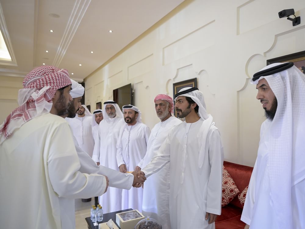 خليفة بن طحنون بن محمد يقدم واجب العزاء في وفاة أحمد محمد المهيري