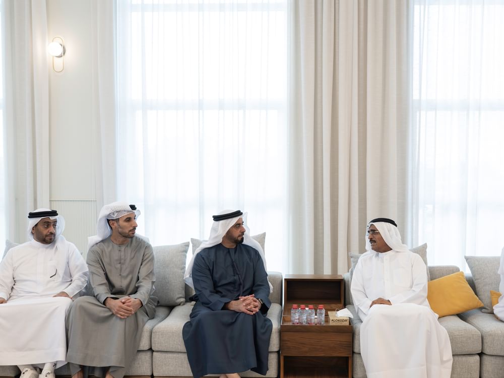 سيف بن زايد يقدم واجب العزاء في وفاة عبد العزيز بلحيف النعيمي