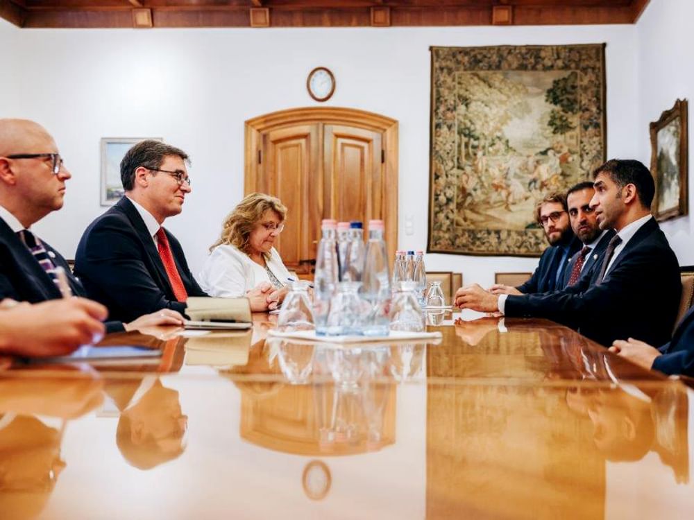 Al Zeyoudi visita Hungría para reforzar las relaciones bilaterales de comercio e inversión