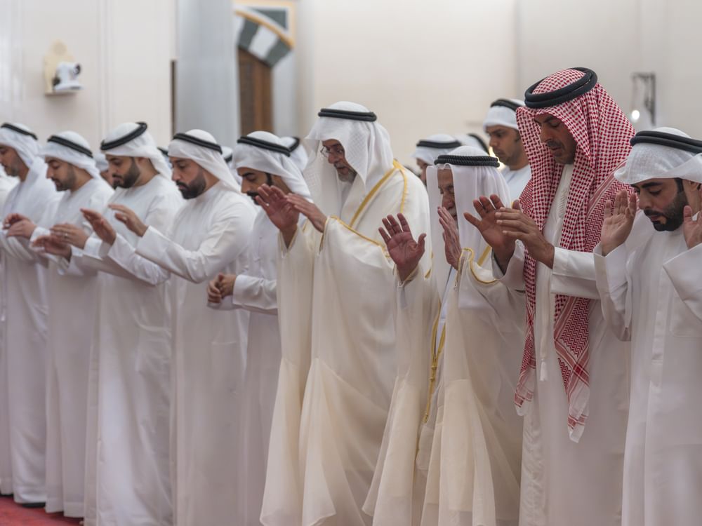 Governante de Sharjah realiza oração da Festa do Sacrifício na Mesquita de Sharjah
