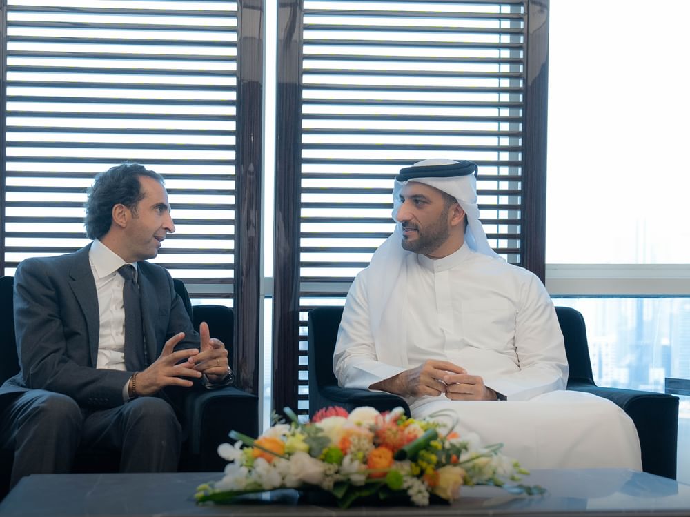 سلطان بن أحمد القاسمي يستقبل وفداً من شركة مايكروسوفت