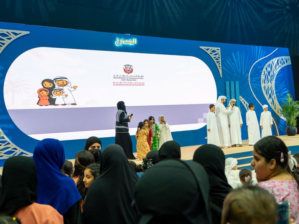 بلدية منطقة الظفرة تعزز الوعي بخدماتها خلال مهرجان ومزاد الظفرة للتمور