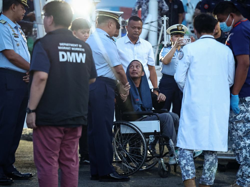 مقتل 15 شخصا وإنقاذ المئات في حادث غرق عبارة بالفلبين