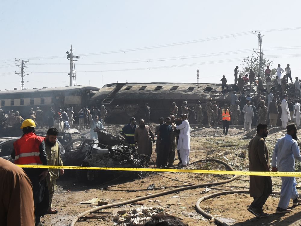 More than 20 injured in bomb blast near railway track in southwest Pakistan