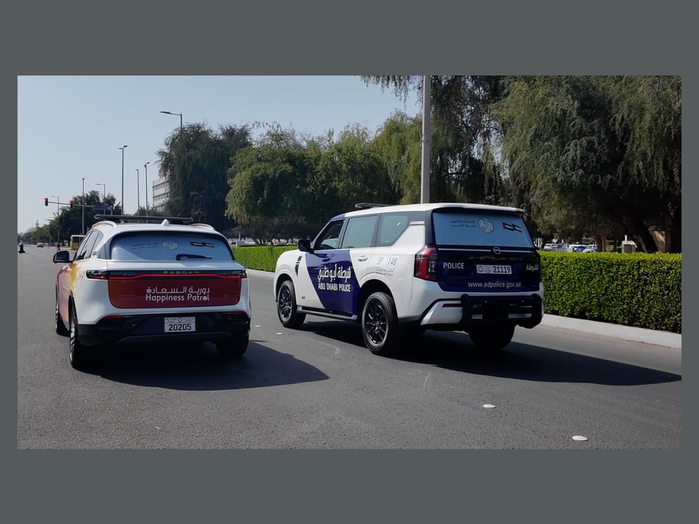 شرطة أبوظبي تزين دورياتها احتفاءً بأسبوع العلاقات الإماراتية الكويتية 