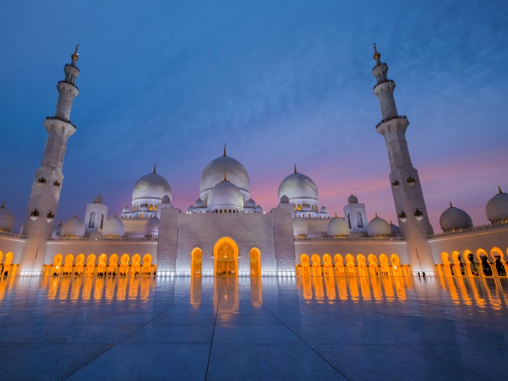 جامع الشيخ زايد الكبير يرسخ مكانته معلماً إماراتياً عالمياً وتجربة على مدار الساعة