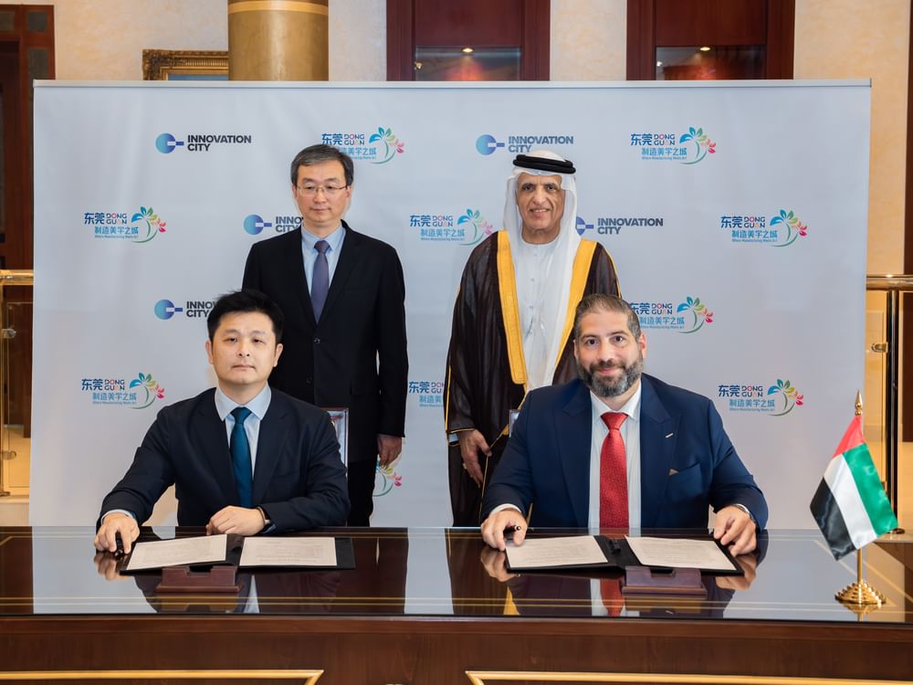 سعود بن صقر يستقبل وفداً من مدينة دونغقوان ويشهد توقيع مذكرتي تفاهم