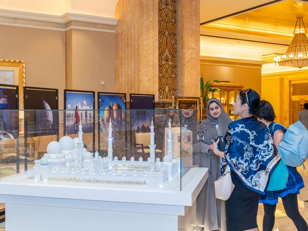 المعرض المتنقل لجائزة “فضاءات من نور” يشارك في احتفالات قصر الإمارات بعيد الاتحاد الـ53