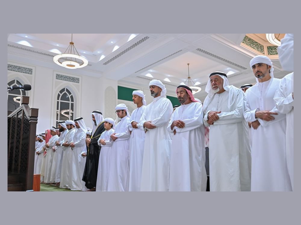 عمار بن حميد يؤدي صلاة الجنازة على جثمان سلطان سالم الكتبي بالشارقة