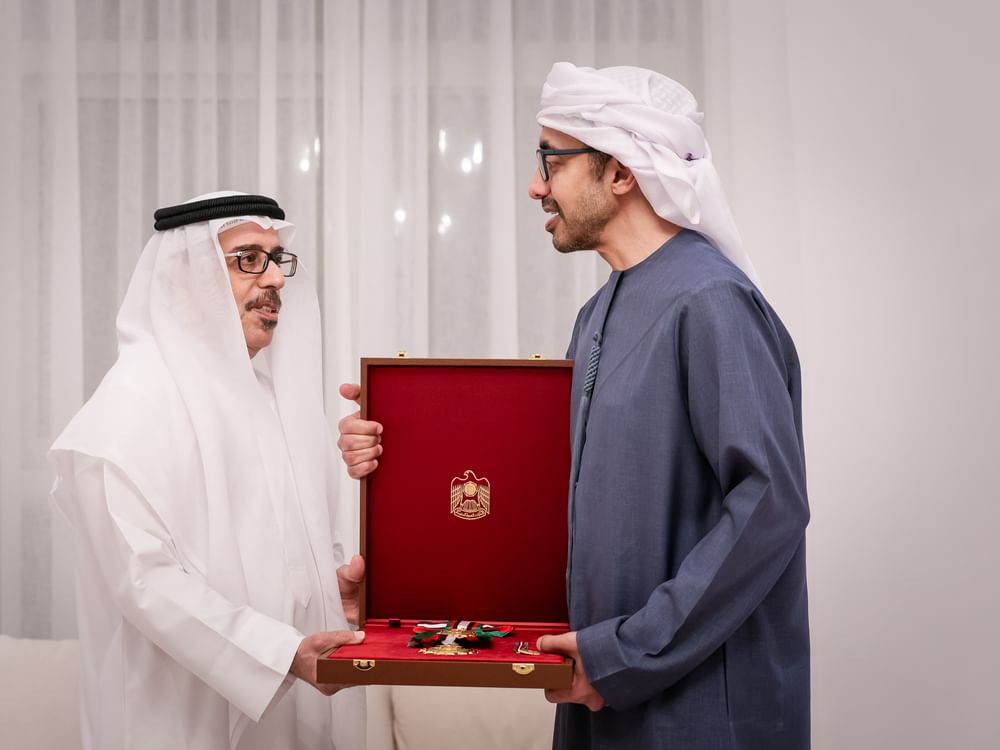 رئيس الدولة يمنح محمد سلطان السويدي وسام زايد الثاني من الطبقة الأولى