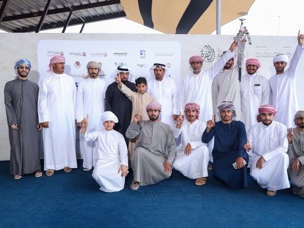 تتويج الفائزين بأشواط الإيذاع في مزاينة الإبل بمهرجان الظفرة