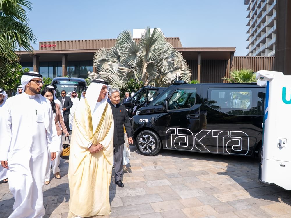 سعود بن صقر يشهد إطلاق المرحلة التجريبية الأولى للحافلات ذاتية القيادة في رأس الخيمة وتوقيع اتفاقيتين إستراتيجيتين