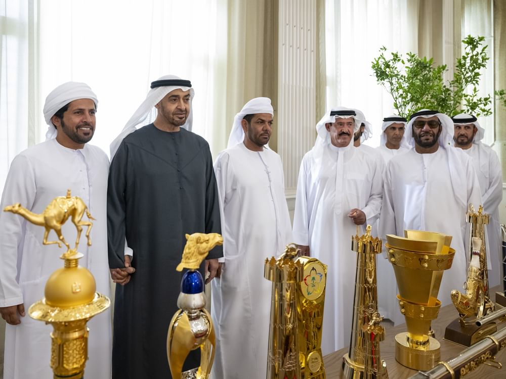 رئيس الدولة يستقبل فريق هجن الرئاسة