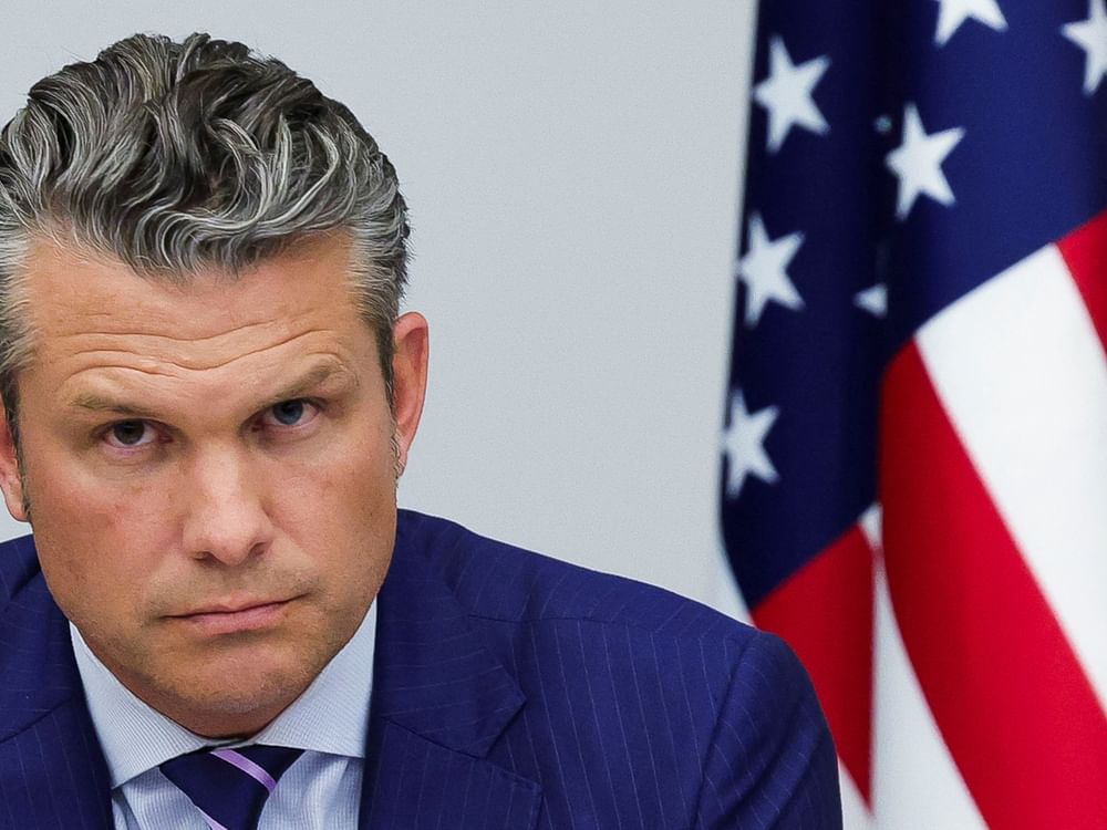 Plane carrying US Defense Secretary makes unscheduled landing in UK due to windshield crack