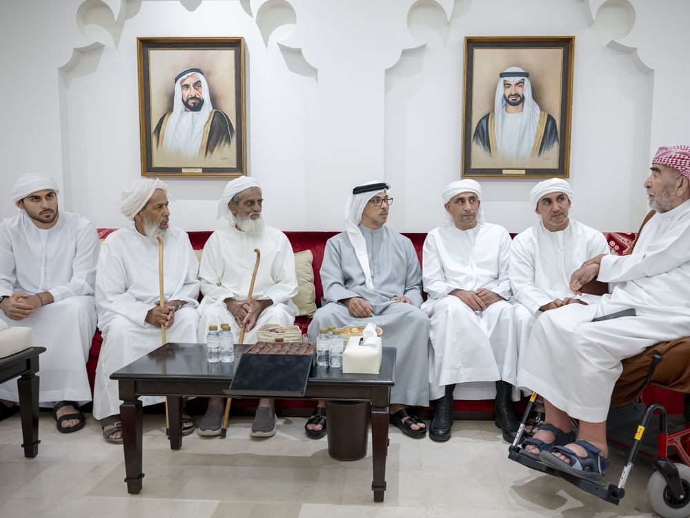 منصور بن زايد يعزي في وفاة سعيد عامر النيادي