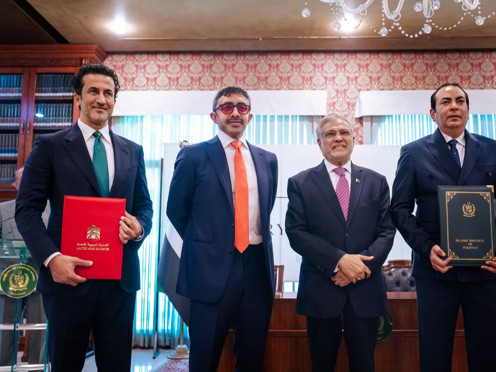 Abdullah bin Zayed se reúne com vice-primeiro-ministro e chanceler do Paquistão e assina memorandos de entendimento e acordo bilateral