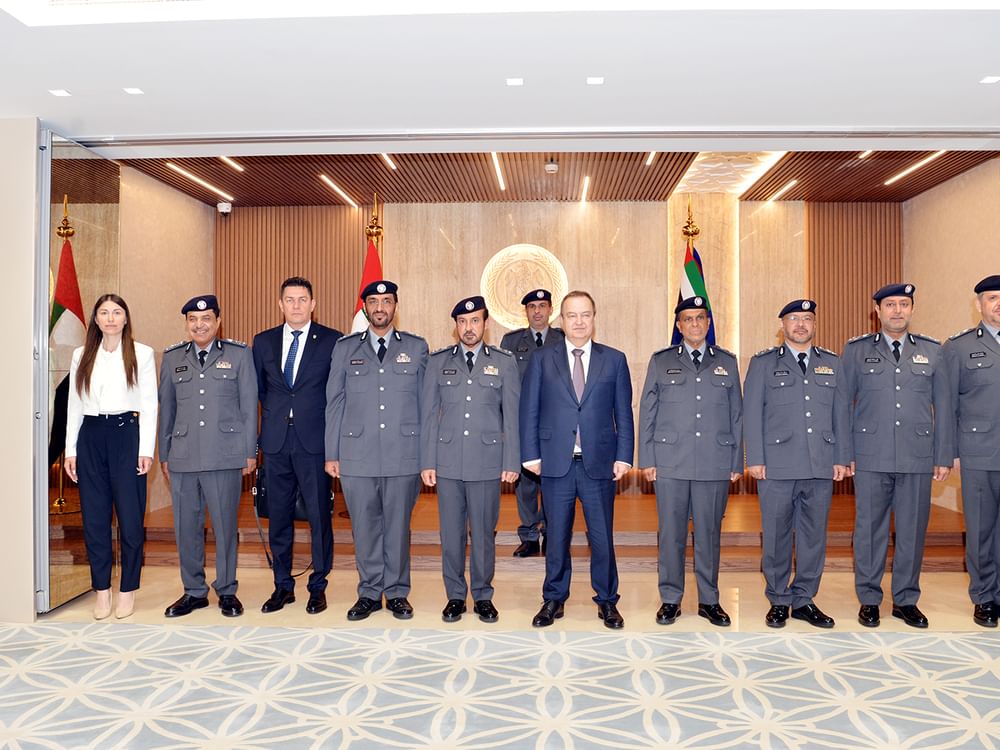 قائد عام شرطة أبوظبي يلتقي نائب رئيس الوزراء وزير الداخلية الصربي