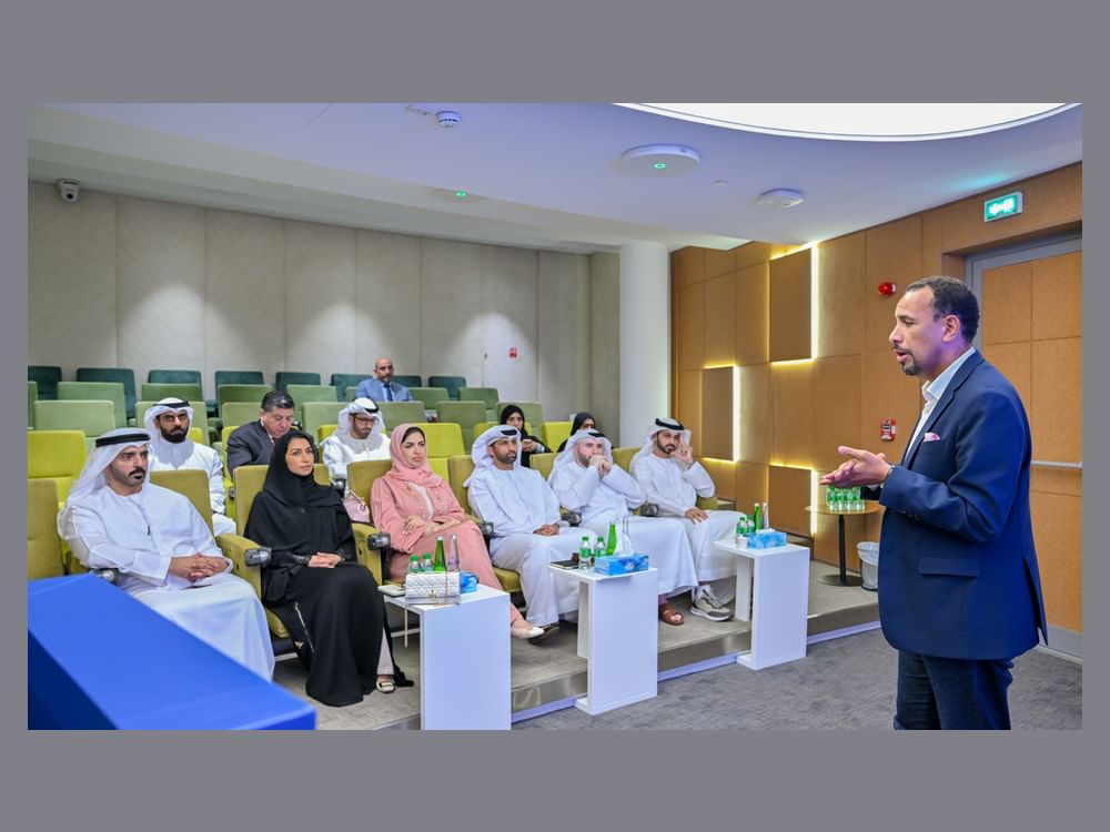 وفد «المعارف الاستراتيجية» في حكومة عجمان يطّلع على تجربة جامعة محمد بن زايد للذكاء الاصطناعي