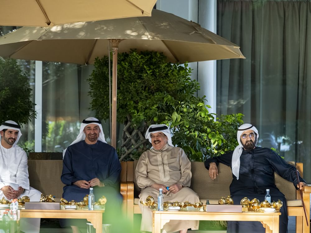 رئيس الدولة يلتقي ملك البحرين بحضور محمد بن راشد