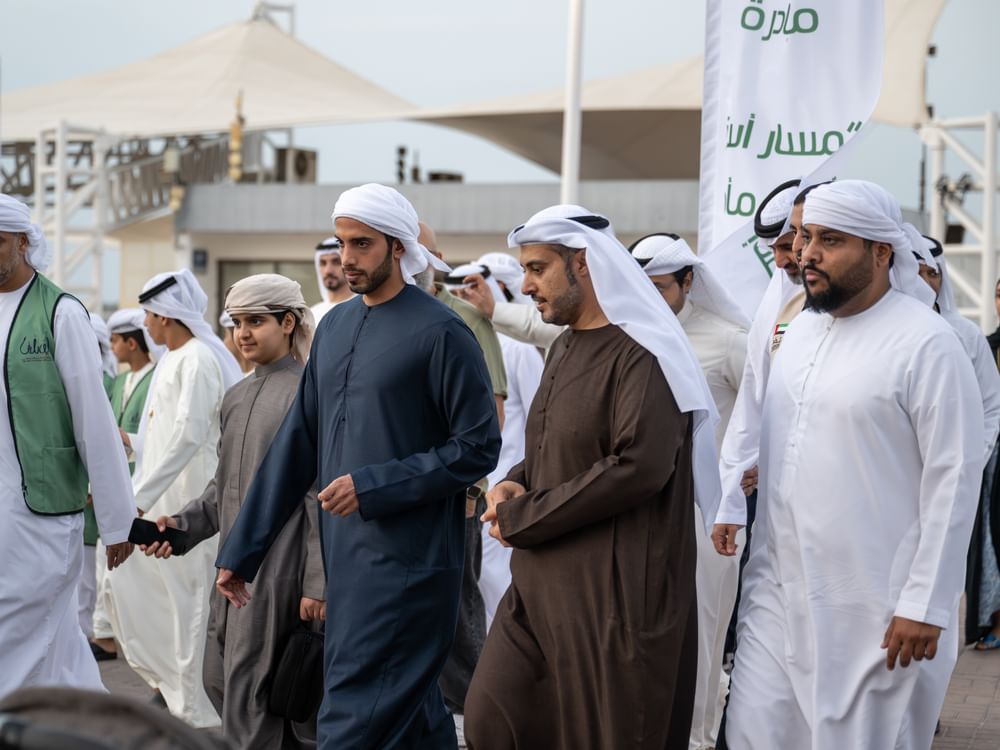 كورنيش أبوظبي يشهد أطول مأدبة إفطار تزامنا مع "يوم زايد للعمل الإنساني"