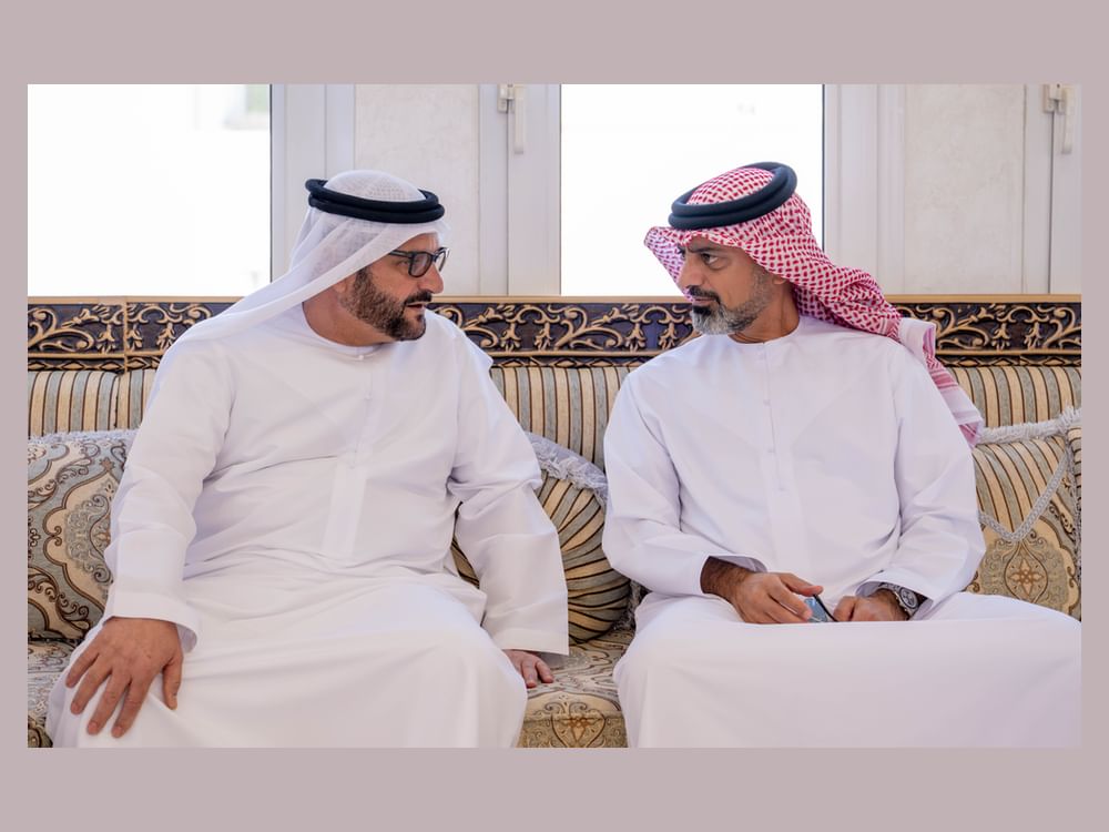 عمار بن حميد يقدم واجب العزاء في وفاة حمد العرياني وموزة حمد العرياني