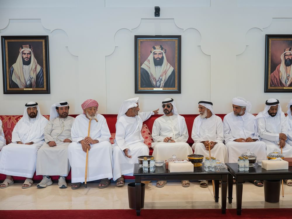 خليفة بن طحنون بن محمد يُقدِّم واجب العزاء في وفاة مبارك محمد الشامسي