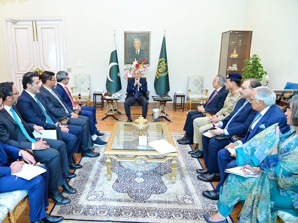 Abdullah bin Zayed se reúne com primeiro-ministro do Paquistão em Islamabad