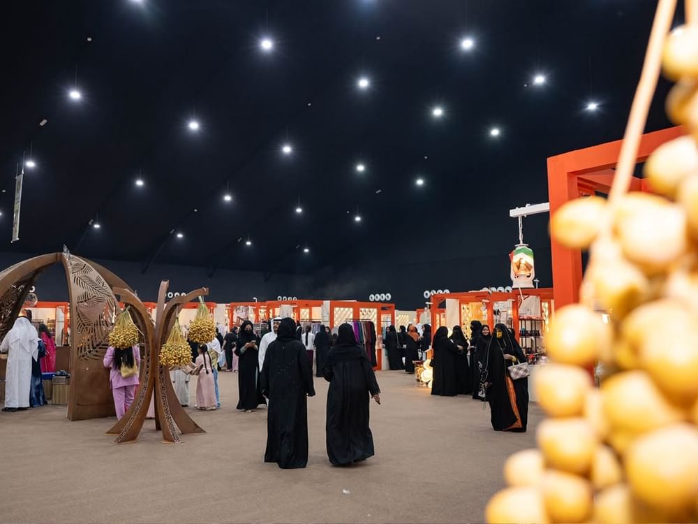 68 محلا تجاريا تبرز الأصالة الإماراتية في السوق التراثي بمهرجان ليوا للرطب