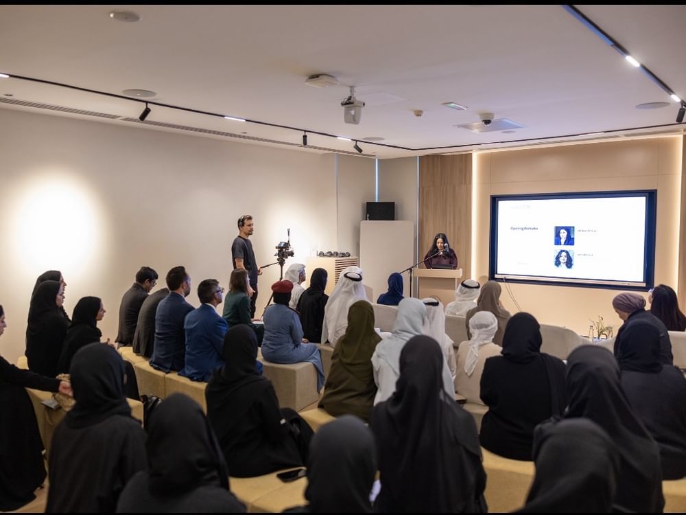 مركز فاطمة بنت مبارك لأبحاث الأمومة والطفولة يشهد خلوة حول حقوق الطفل في عصر الذكاء الاصطناعي 