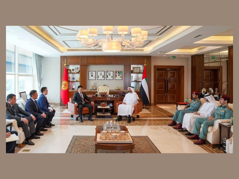 Saif bin Zayed se reúne con el director de una agencia gubernamental del Gabinete de Ministros de Kirguistán