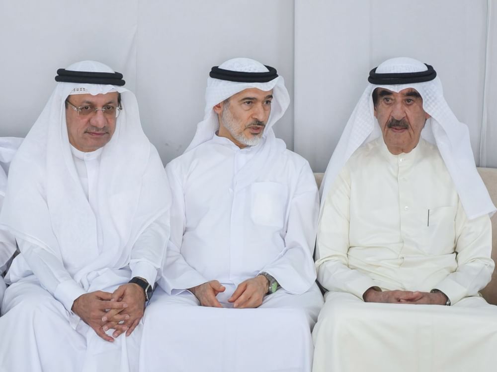 حاكم أم القيوين يقدم واجب العزاء في وفاة سلطان بن خليفة الحبتور