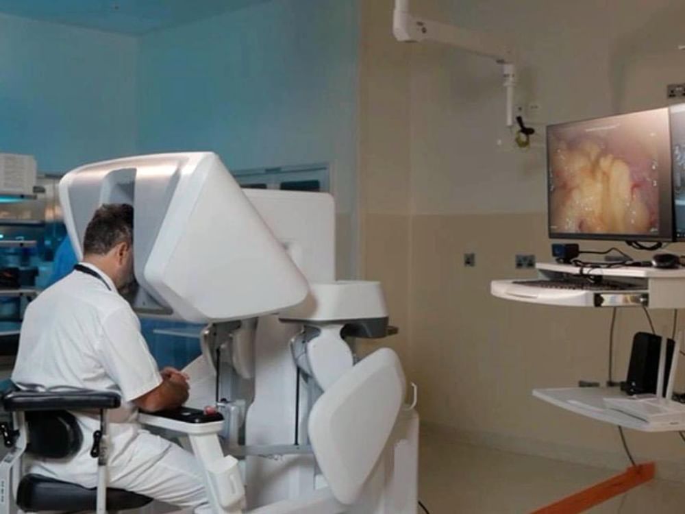 "كليفلاند كلينك أبوظبي" يُجري أول جراحة كُلوية عن بُعد بمساعدة الروبوت

