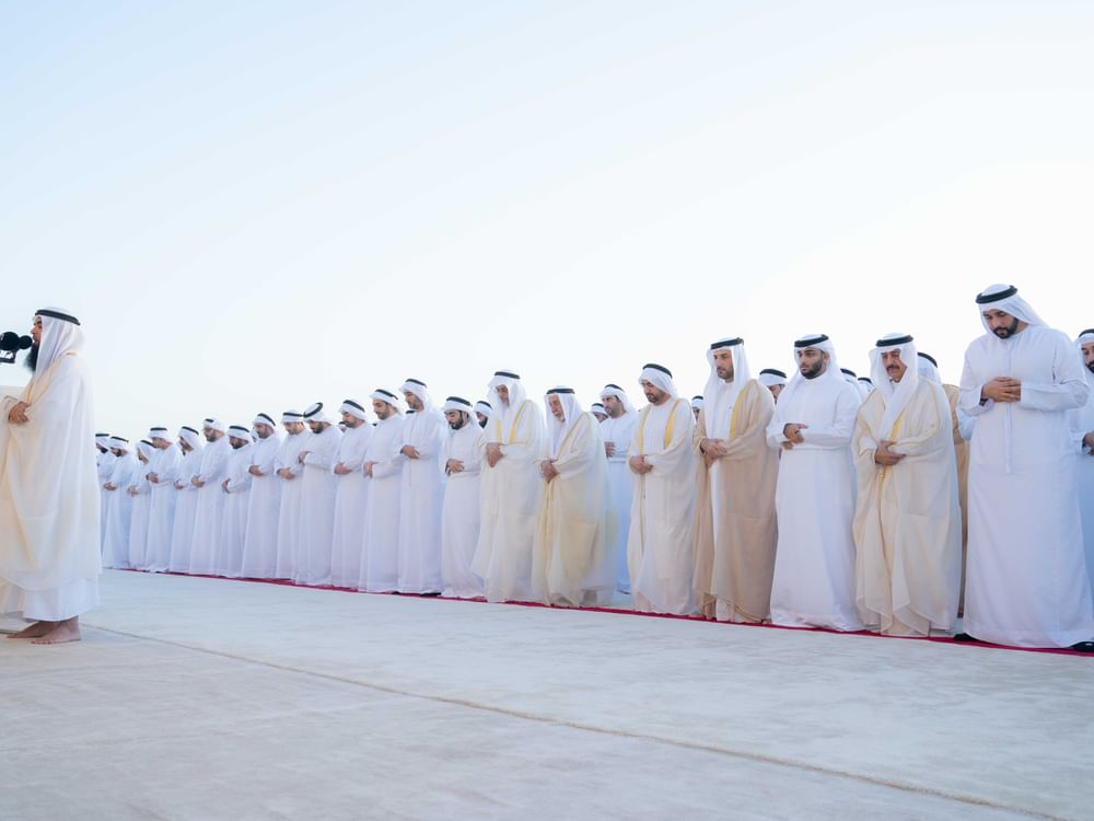 Governante de Sharjah realiza oração de Eid Al-Fitr na Musalla Al Badi’