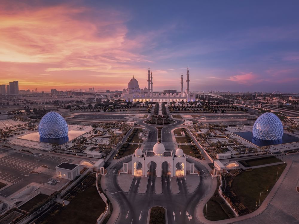 جامع الشيخ زايد الكبير في أبوظبي الثامن عالميا والأول على مستوى الشرق الأوسط في فئة "أبرز معالم الجذب"