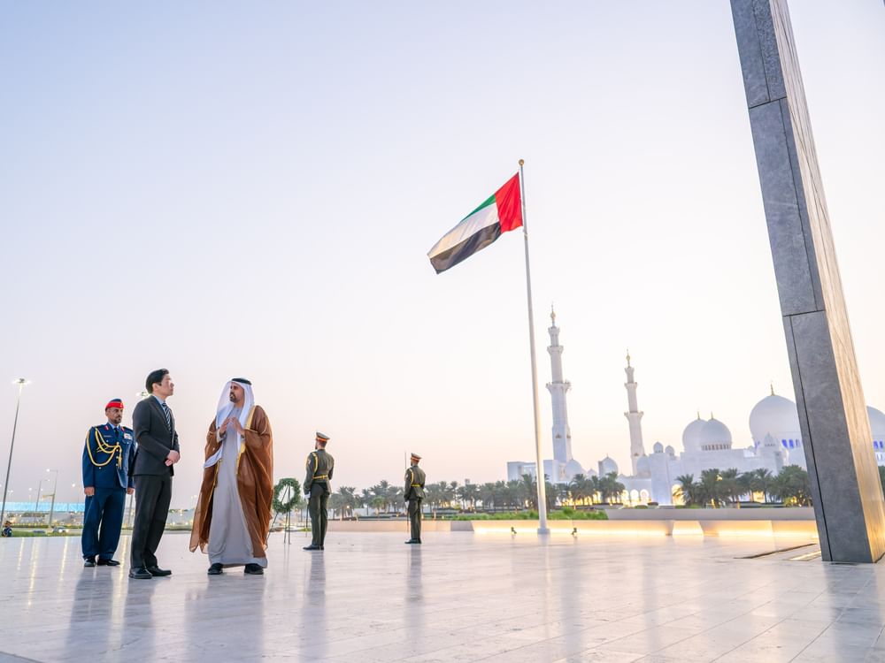 ذياب بن محمد بن زايد يستقبل رئيس وزراء سنغافورة في واحة الكرامة