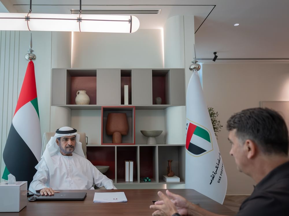 حمدان بن مبارك يلتقي مدرب المنتخب الوطني