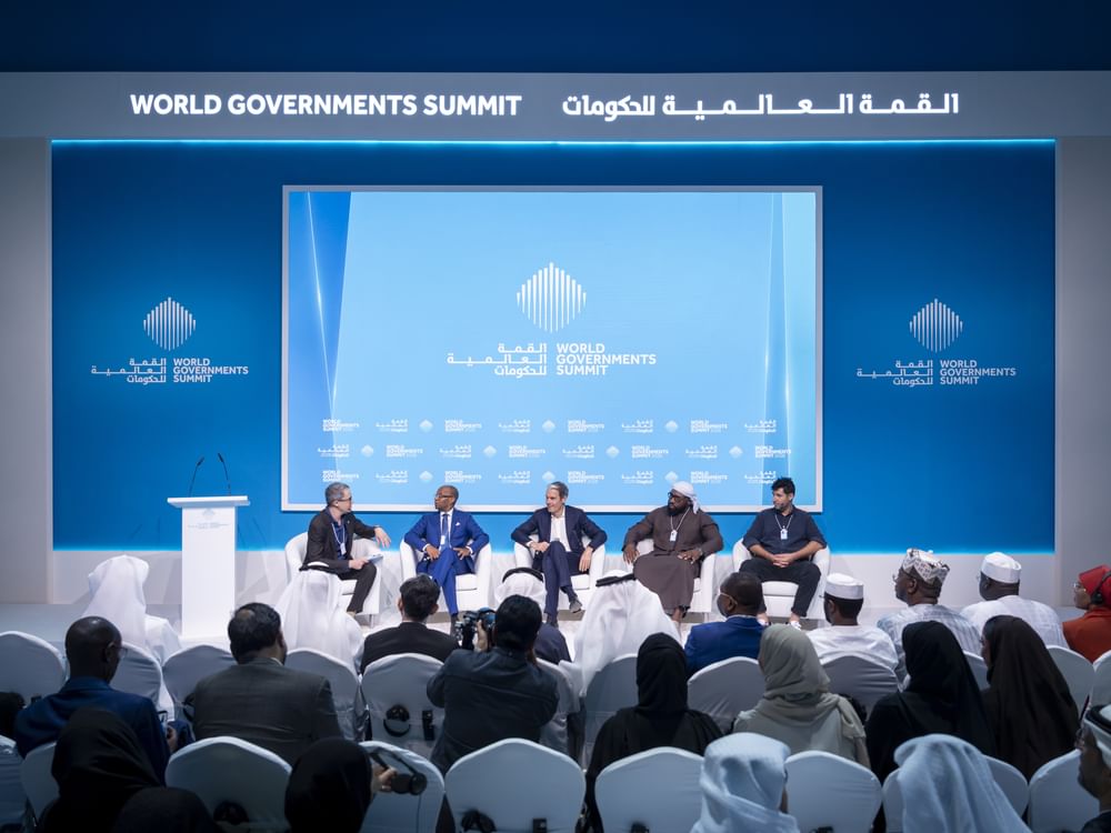 ضمن "قمة الحكومات"/ قادة منظمات دولية وخبراء: الذكاء الاصطناعي يعيد تشكيل سوق العمل والجامعات مطالبة بالتكيف